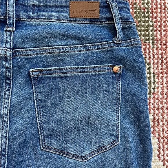 Judy Blue Light Wash Skinny Fit Jean Size 3/26 - Picture 9 of 11